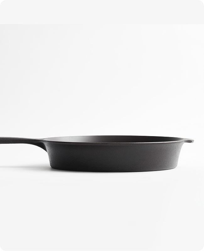 Side profile of the Field Skillet on a white background