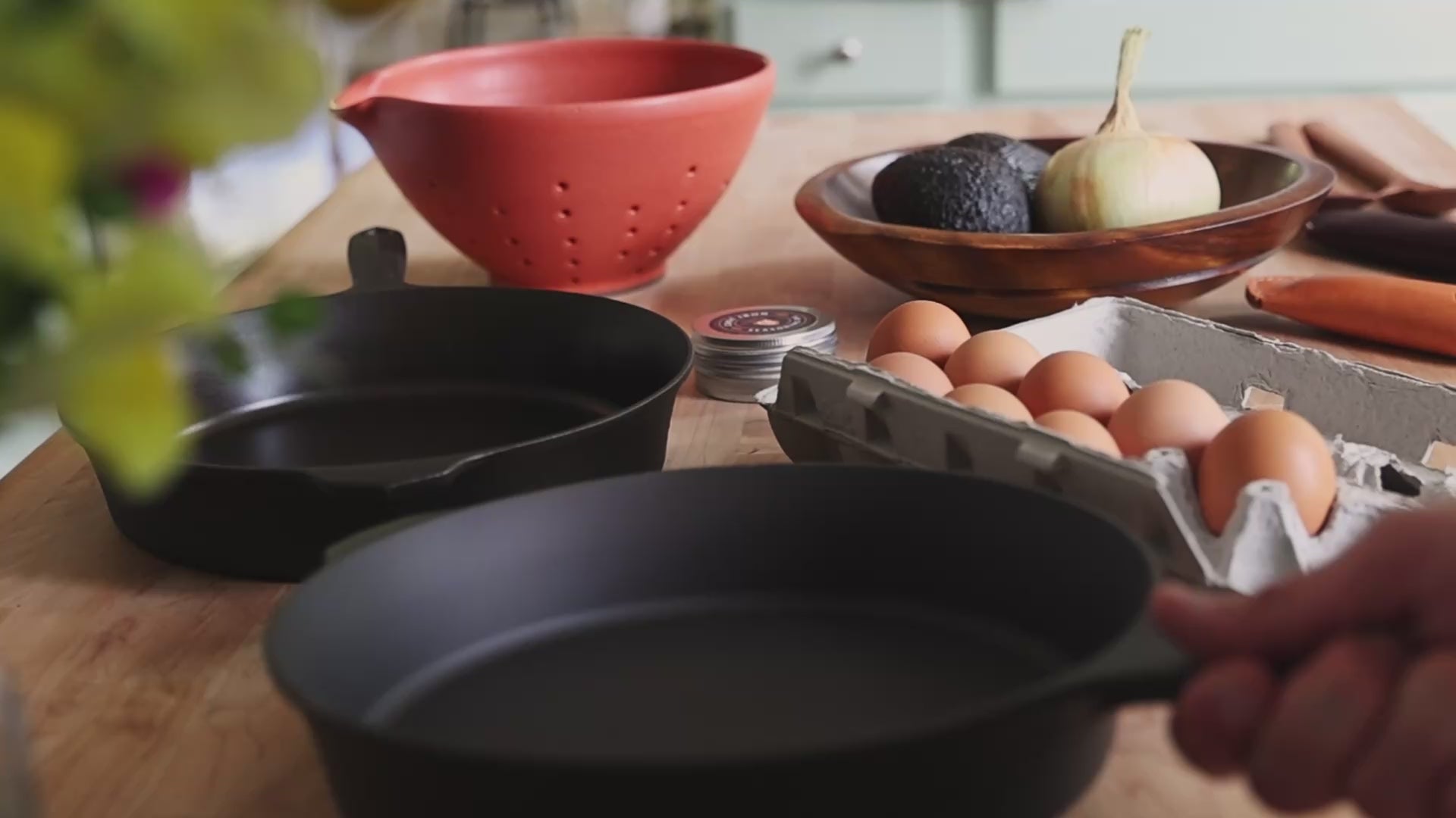 Video of toast and sliced pears warming in a steaming Field Skillet