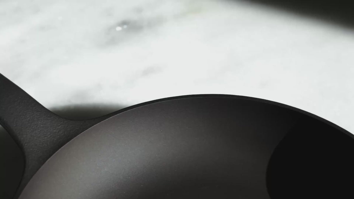 Video close-up of the Field Skillet's smooth rim on a marble counter