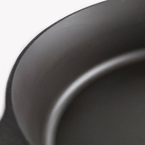 Close-up of the Field Skillet rim and smooth machined cooking surface