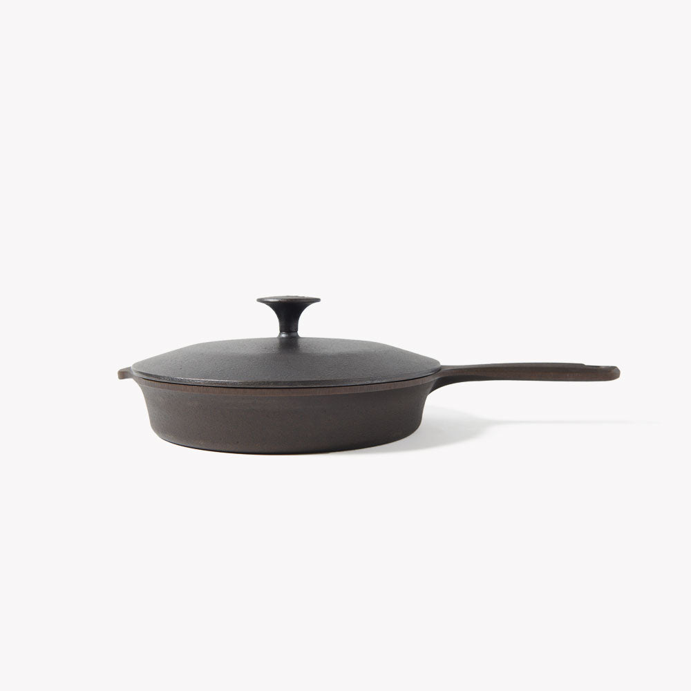Side profile of the cast iron lid seated on the No.6 Field Skillet